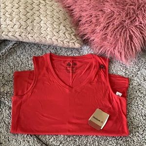 ✨ Reebok supremium v neck tee